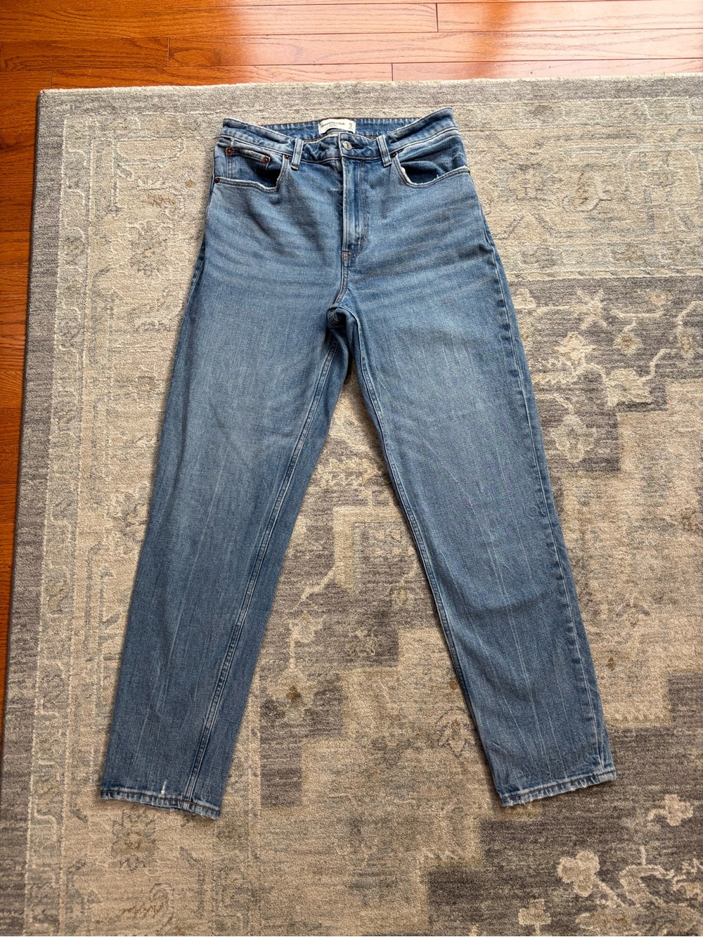 Abercrombie & Fitch The Mom High Rise Medium Wash Jeans Size 29 / 8 Curve Love